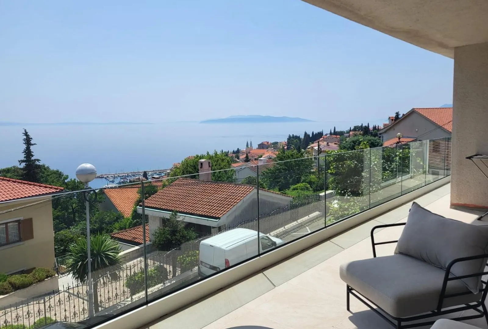 Premium Apartment With Beautiful Sea View, Short Walk To The Sea location
